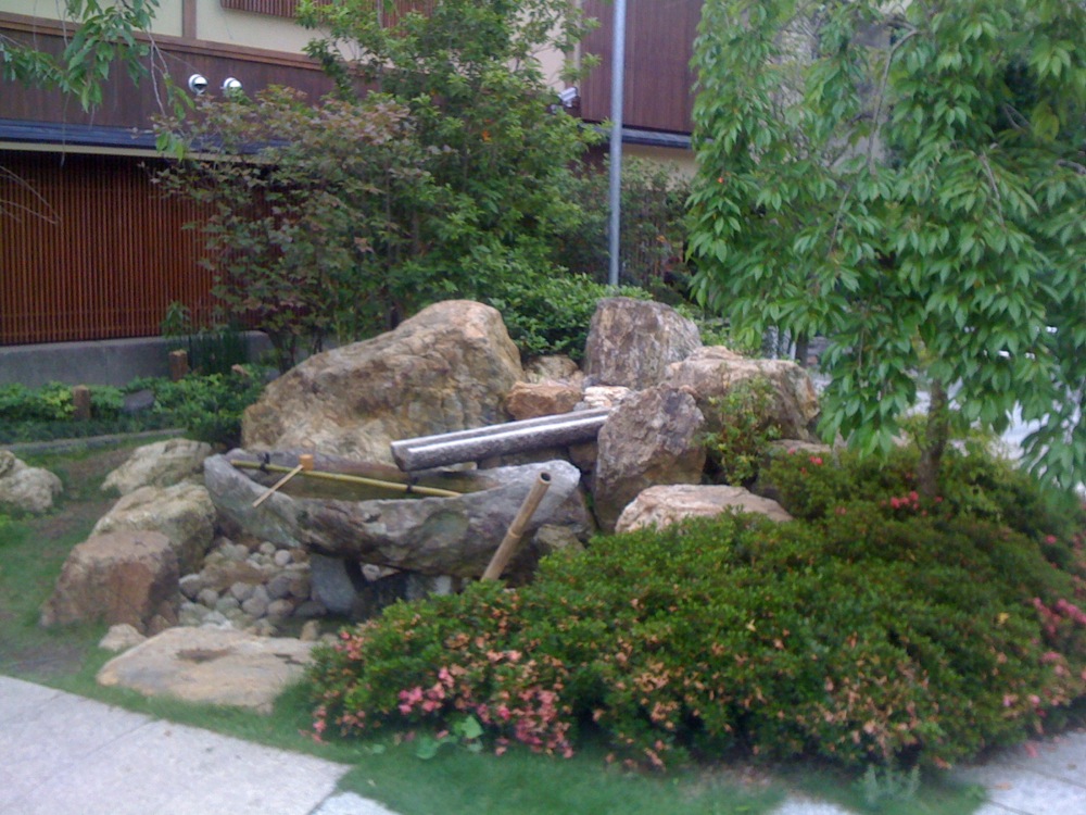 Petite fontaine surplombant la rivière