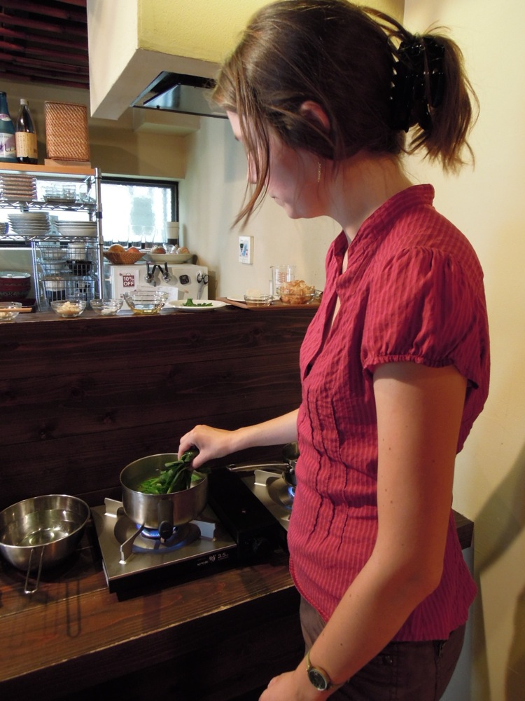 Sandrine cuit les épinards (d'abord les tiges dans l'eau)