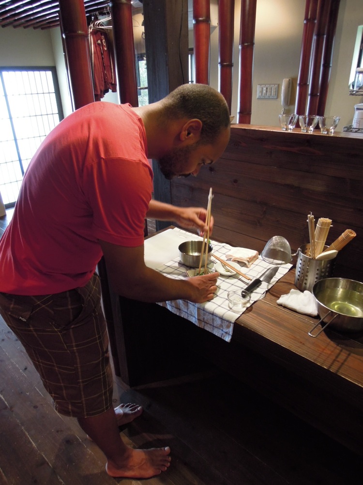 François dispose les épinards en petite pyramide dans les coupelles