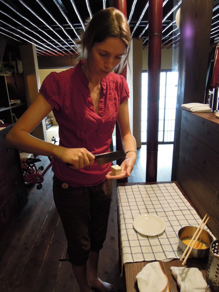 Découpage du Tofu pour le mettre dans la soupe!