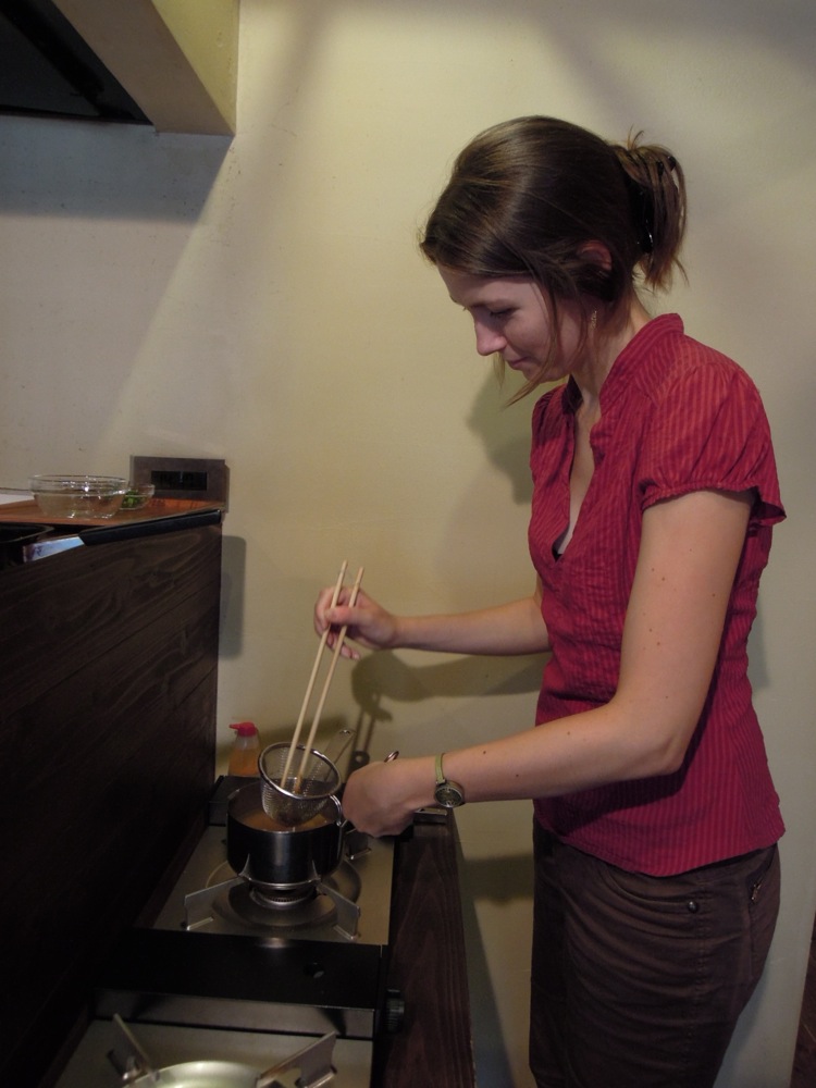 On utilise une fine passoire pour diluer la pâte de miso dans le bouillon de la soupe