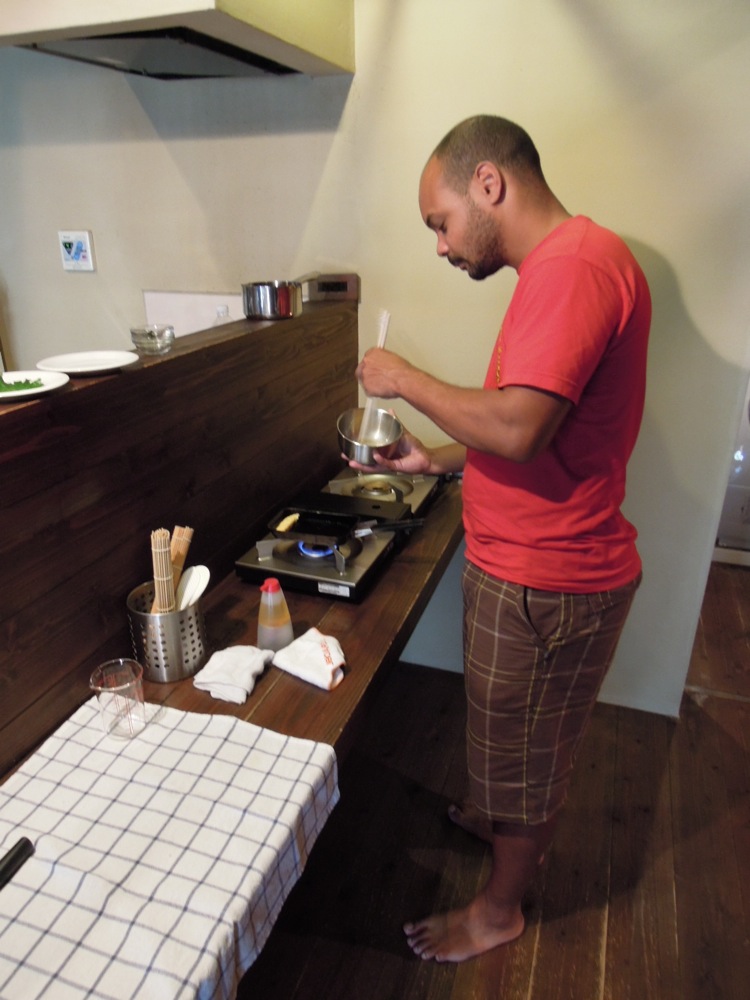 François prépare l'omelette