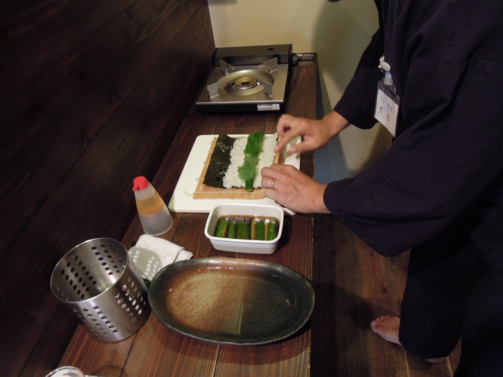 Makisushi au concombre au vinaigre: attention, il faut le rouler maintenant!
