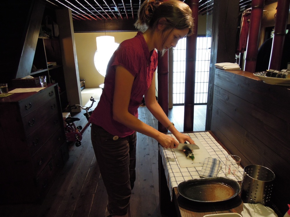 Une fois roulés, il faut les découper en morceaux: ne pas oublier de mouiller le couteau pour ne pas que ça colle...
