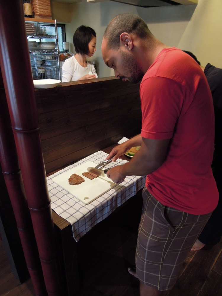 François est chargé de couper le bozuf cuit en dés