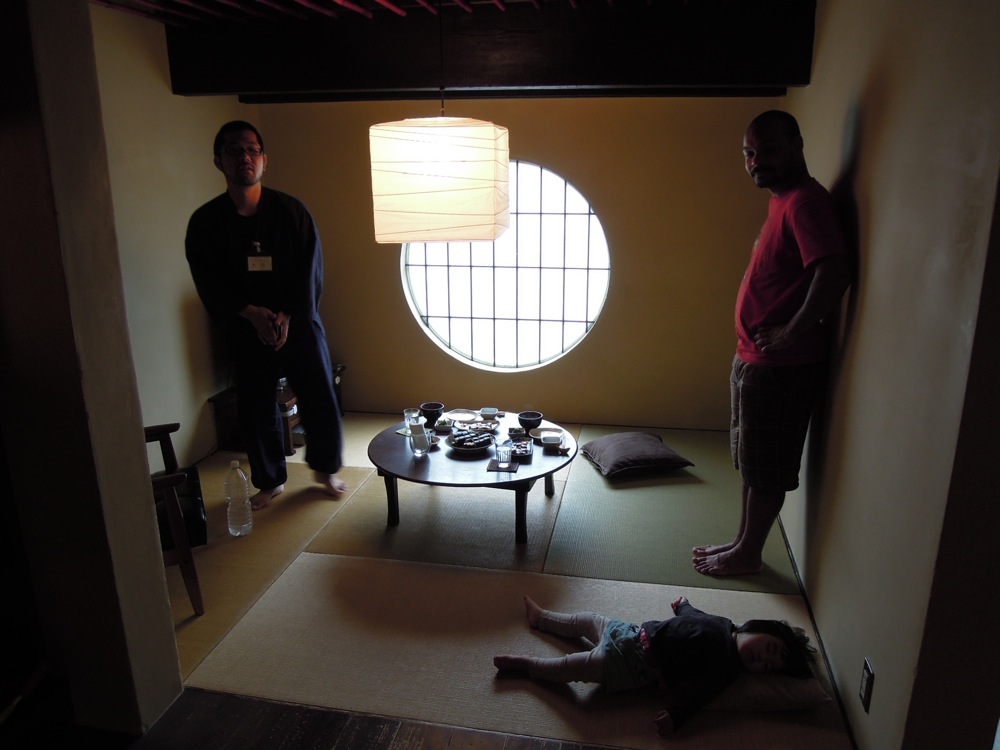 Avant de se mettre à table! La petite s'est endormie pendant la préparation sur les tatamis. ELle ne se réveillera pas du repas!