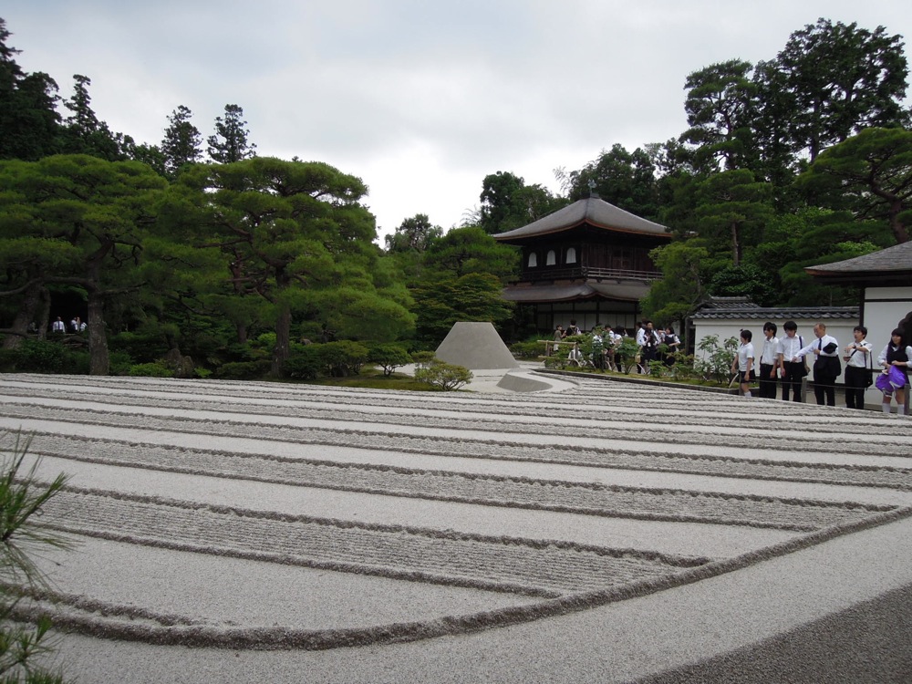 Ginkaku-ji: le Pavillon d'argent (qui n'est pas recouvert d'argent) se trouve au fond de ce champ de sable