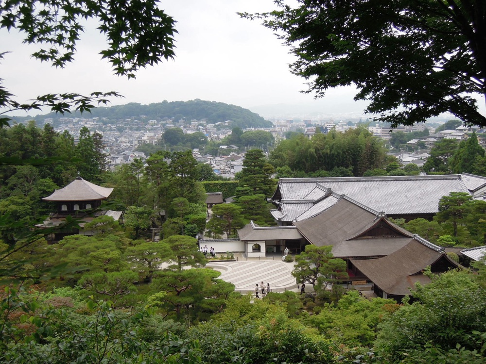 Ginkaku-ji: en marchant dans le parc du temple, on a une jolie vue sur la ville de Kyoto