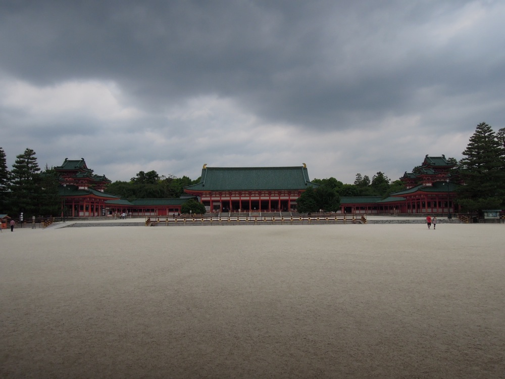 Heian-Jingu: à l'intérieur de l'enceinte, le soleil de plomb et le sable blanc aveuglent les visiteurs