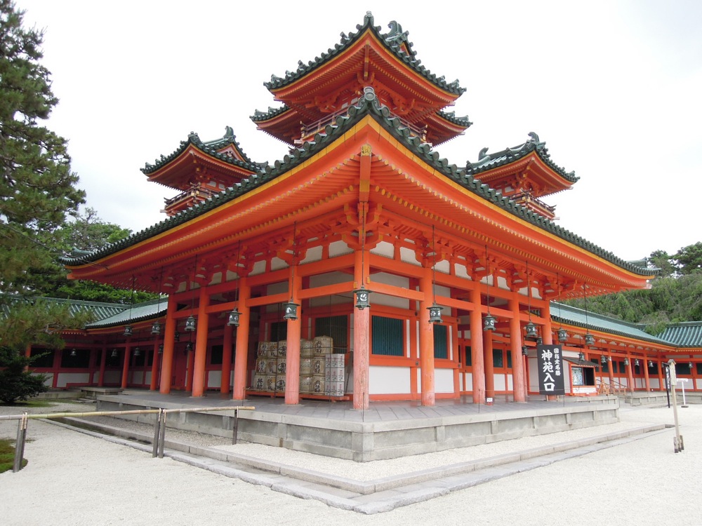 Heian-Jingu: les bâtiments de bois sont très colorés