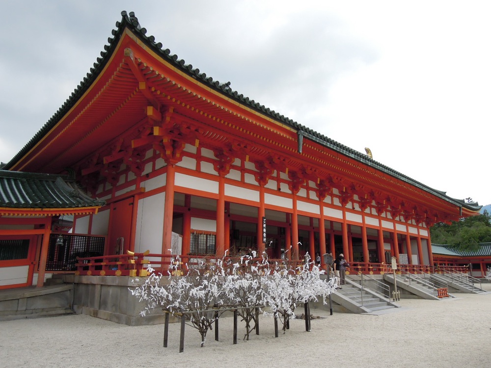 Heian-Jingu devant ce pavillon, ces arbres ont des feuilles... de papier!