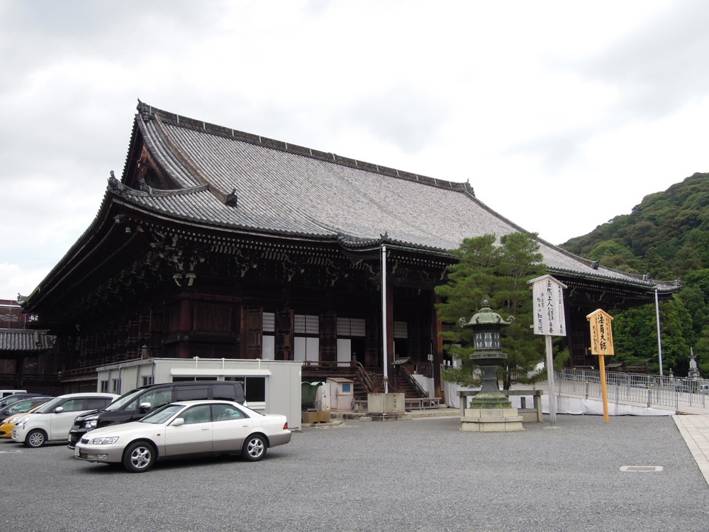 Chion-in: à l'intérieur de l'enceinte, la présence de voitures, taxis et bus gâchent un peu l'ambiance...