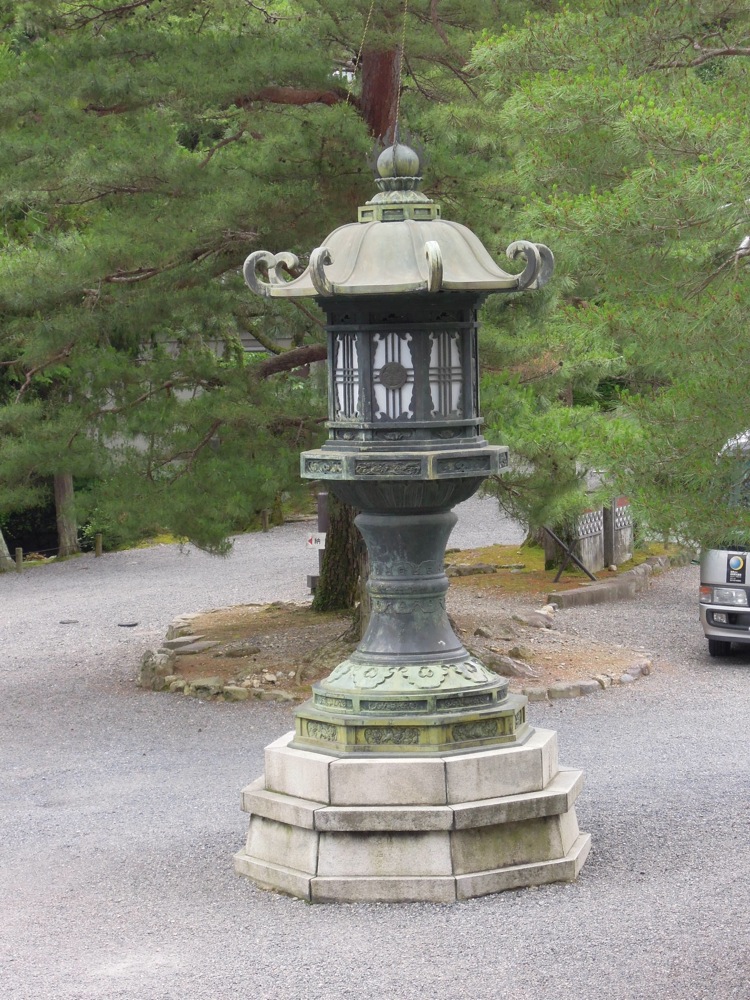 Chion-in: une jolie lanterne de pierre