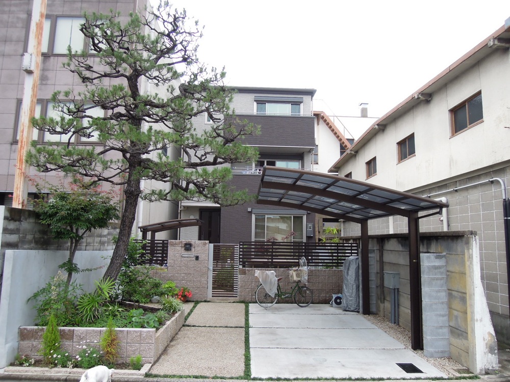Une maison à Kyoto comme on en voit souvent. Il s'agit d'une construction récente et très répandue au Japon. Notons par exemple l'abri pour la voiture et la longue allée avant la porte d'entrée