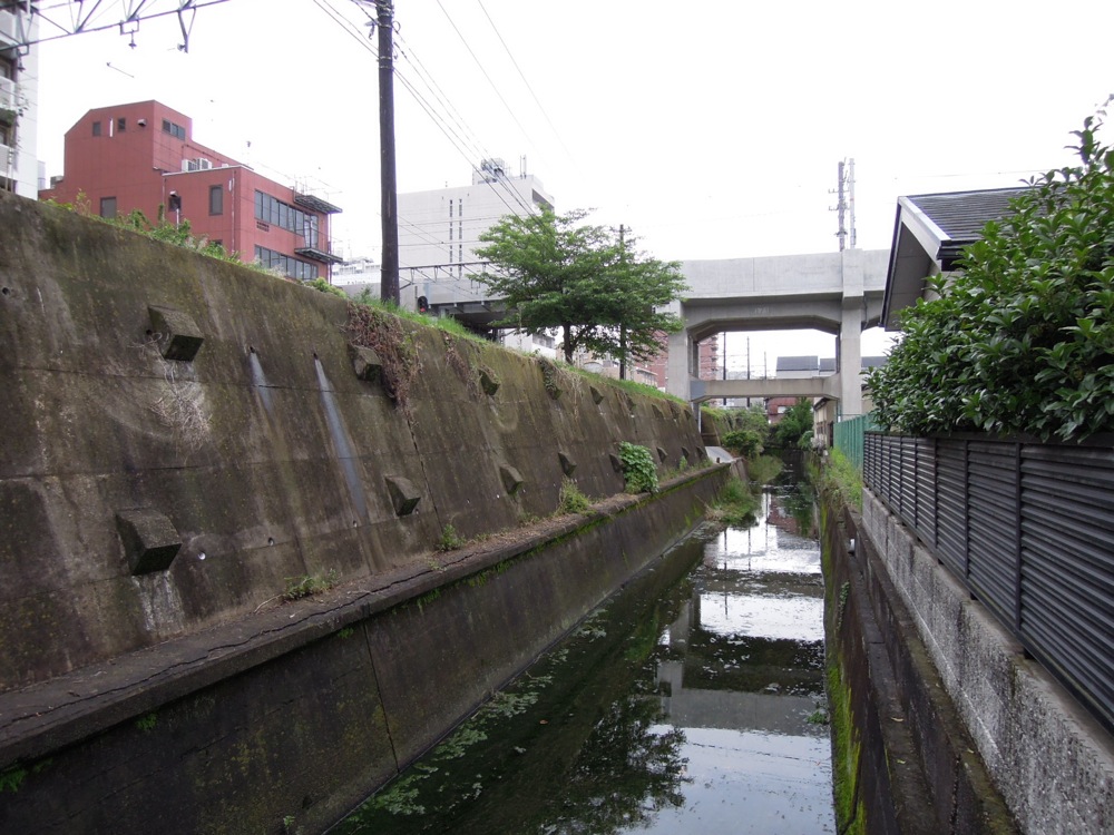 Un canal viellot à Kyoto: typique des quartiers éloignés du centre-ville: on les retrouve dans les manga ou anime