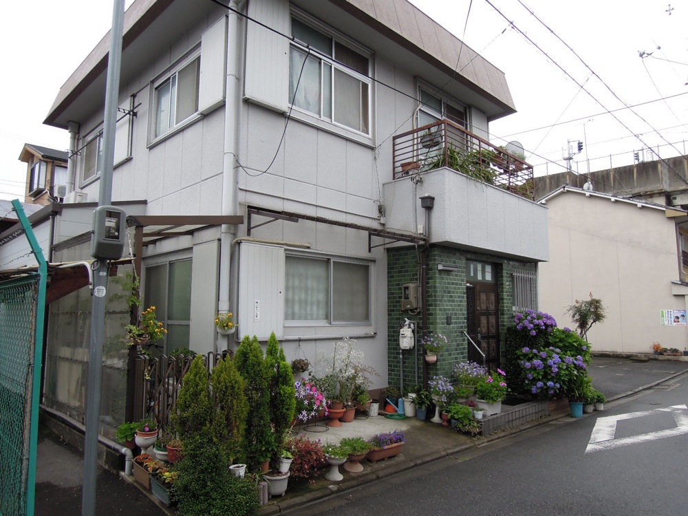 Une maison de Kyoto: regardez tous ces pots de fleurs posés à terre devant la maison: c'est très courant au Japon. En ce moment, ce sont les fleurs violettes au fond à droite de la photo que nous voyons beaucoup à Kyoto
