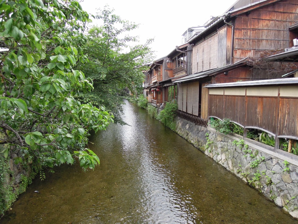 Quartier de Gion: un joli canal. Avez-vous repéré la grue qui est à la fenêtre?!