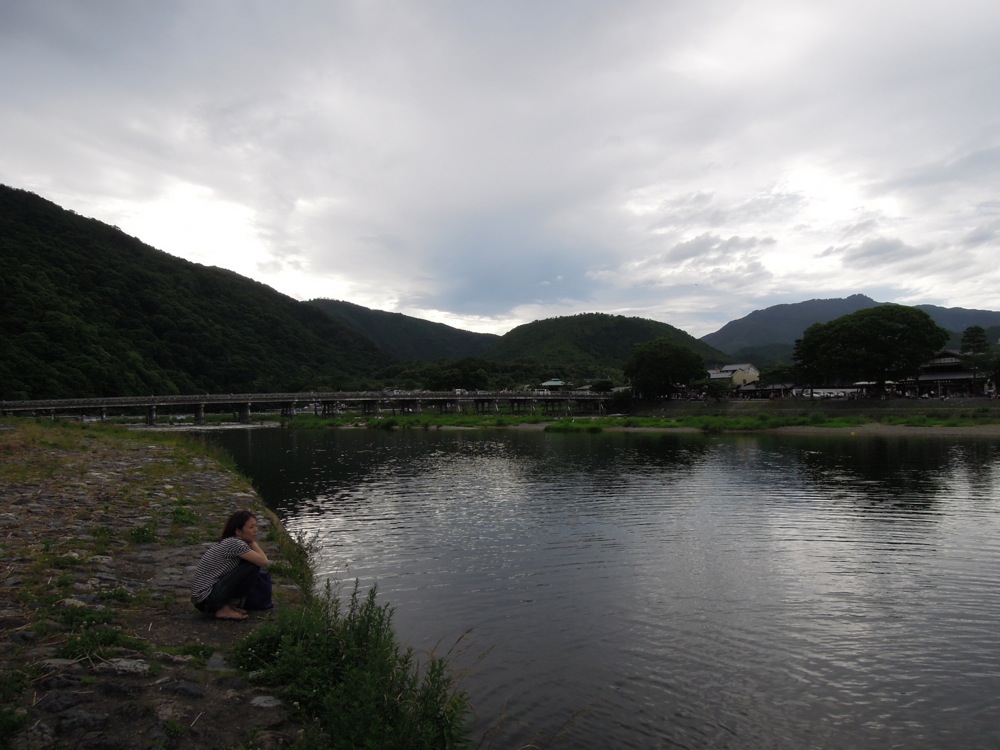 Photo de la rivière et des belles montagnes derrière