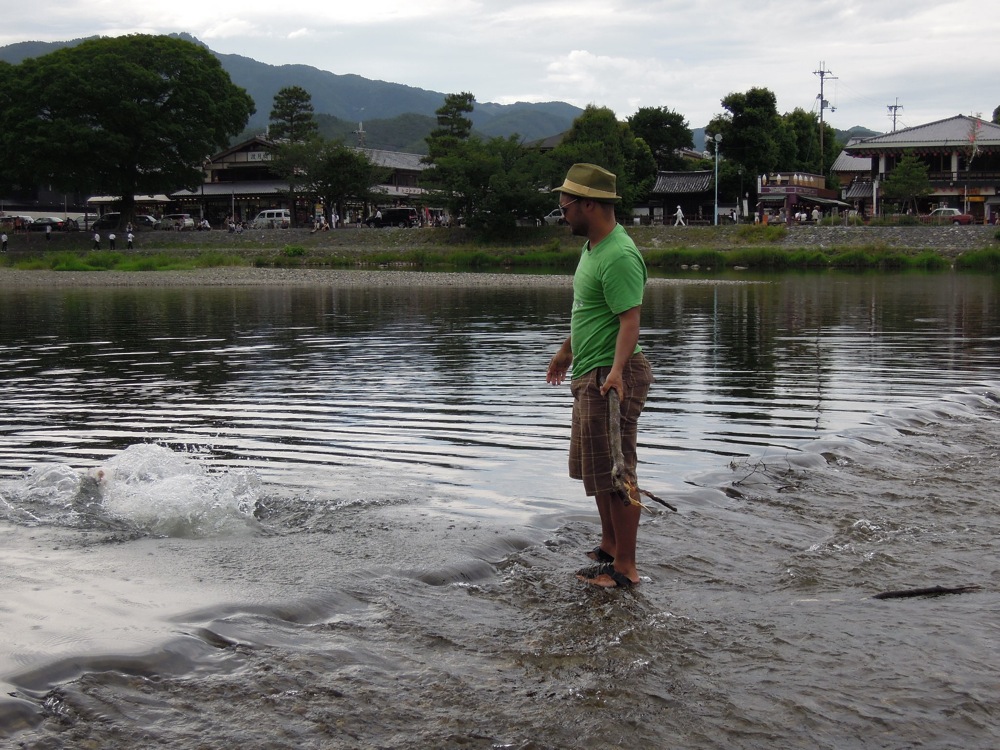 Carlo a trouvé un petit arbre dans la rivière alors François en a arraché une branche pour jouer... Un vrai bonheur pour Carlo! Il se jette à l'eau avant même que le bâton ne soit lancé...!