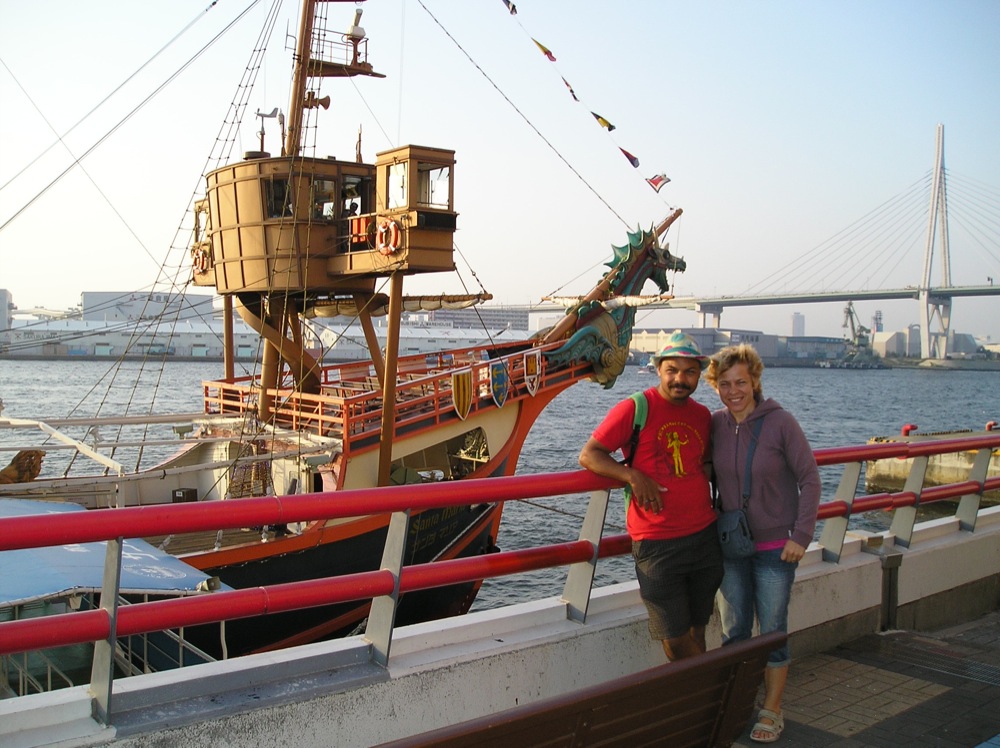 François et Maryse devant le gallion (il se tient tranquille cette fois-ci!)