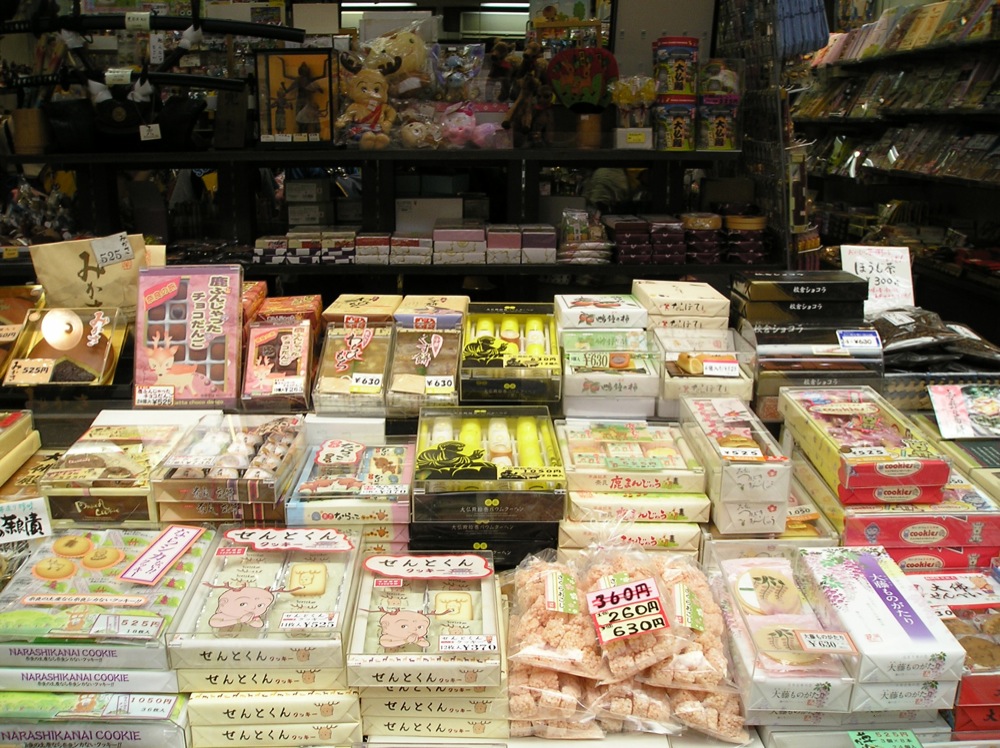 Etale d'un magasin vendant, entre autres, des biscuits souvenirs. Repérez sur certains emballages le bébé qui a des bois sur la tête, c'est l'emblème de la ville. 