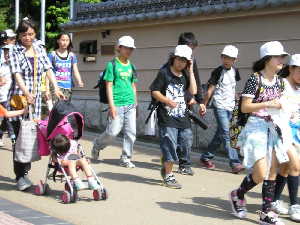 Parmi les touristes aujourd'hui: ceux à casquette sont en voyage scolaire et les autres en balade familiale