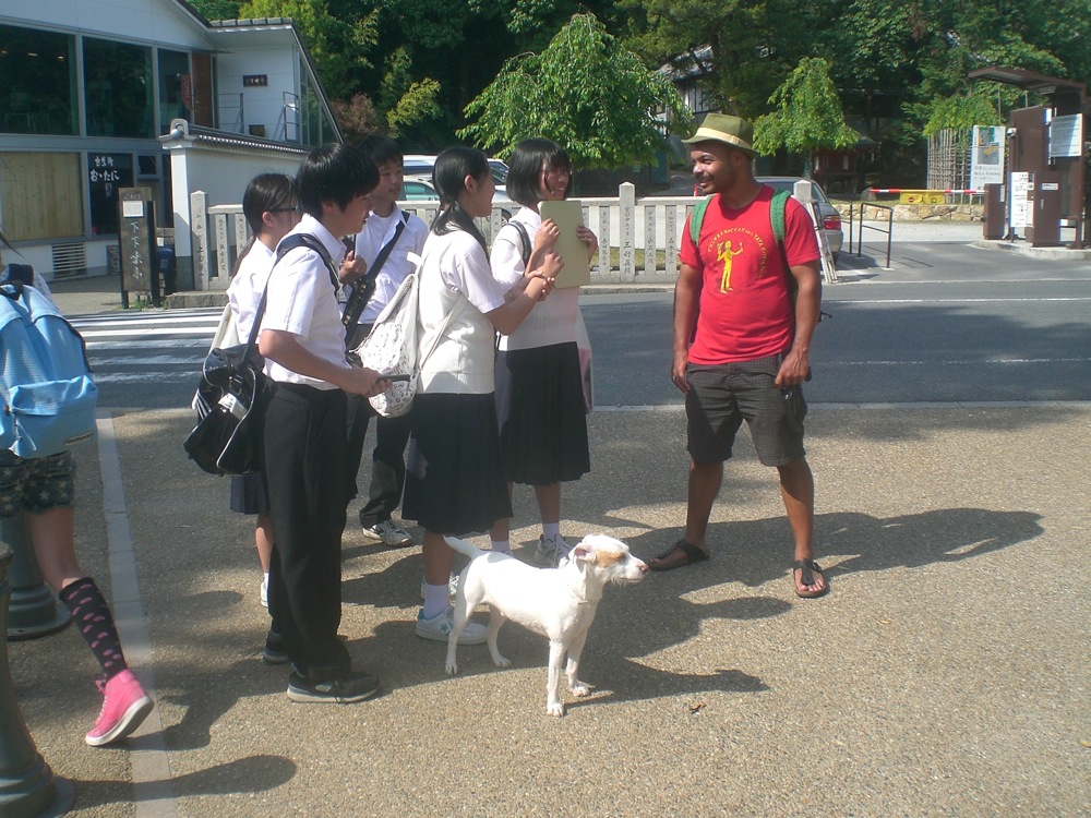 François se fait interviewer par des jeunes. Ils ont un questionnaire à faire remplir en anglais par des touristes rencontrés sur le site