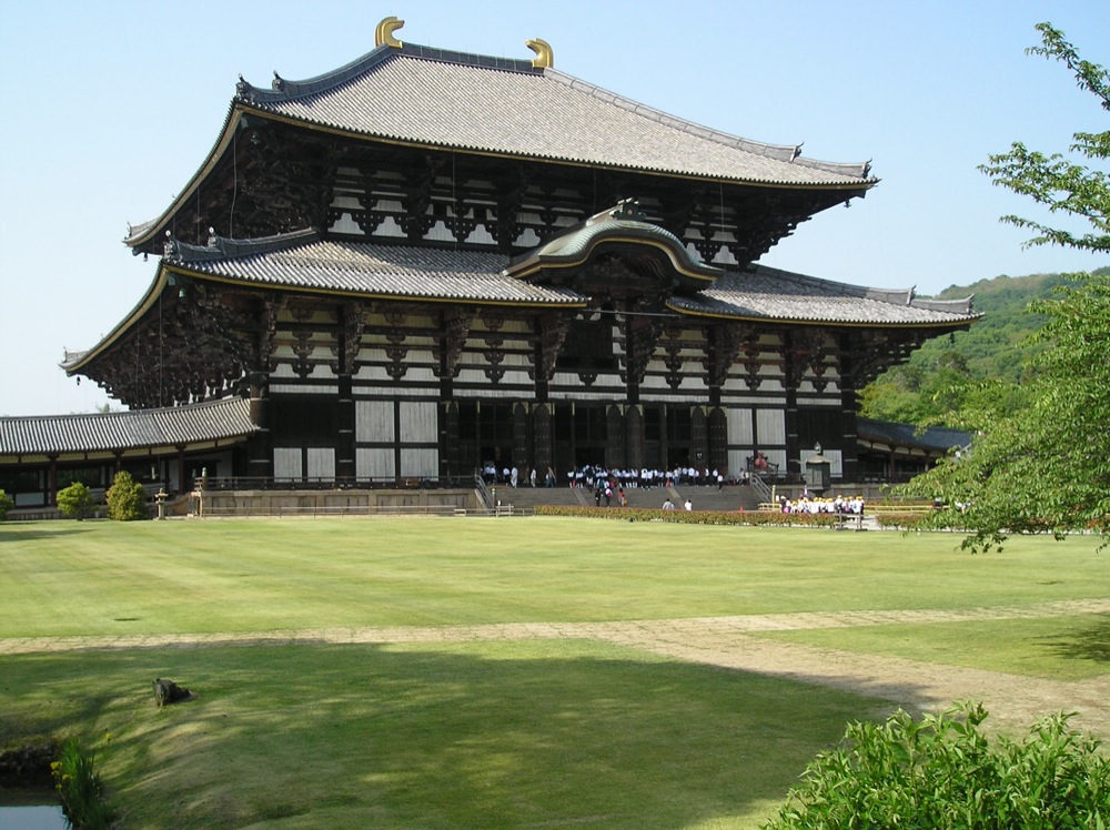 Cette grande bâtisse de bois: la plus grande au monde, abrite le grand bouddha