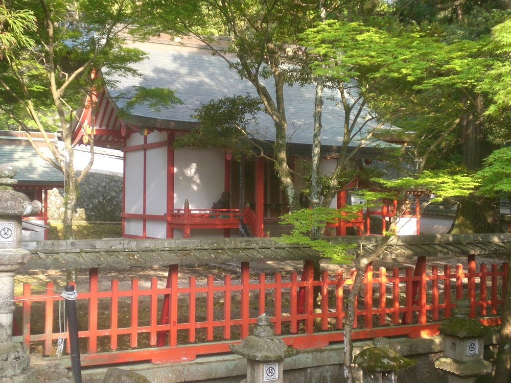 Des petits temples ont poussé de-ci, de-là, sur les bords des chemins