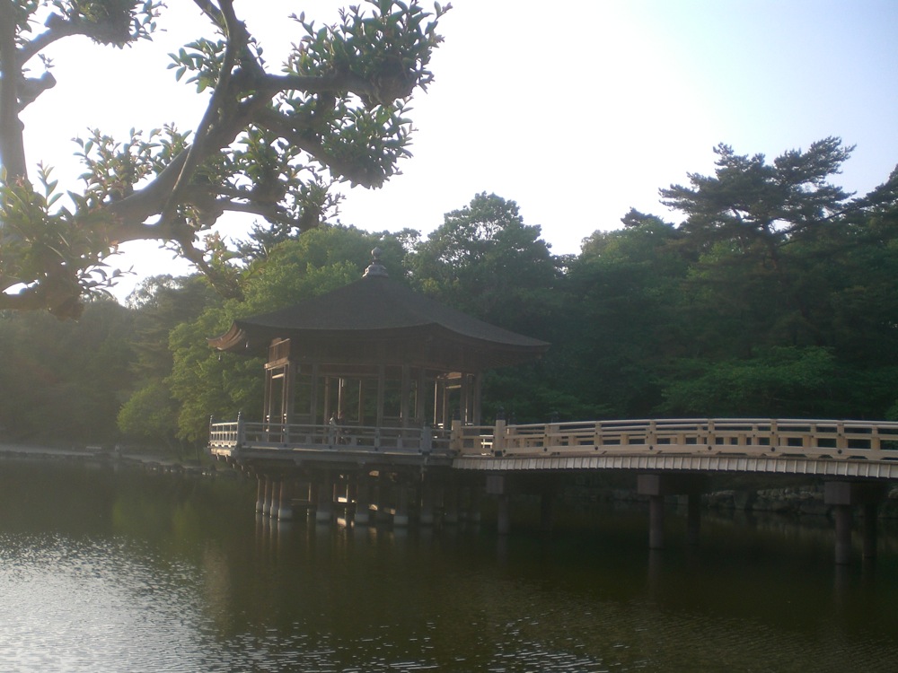 Un chalet de bois sur le lac: idéal pour faire une petite pause et enfin... s'assoir!