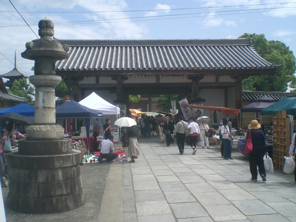 Entrée dans l'enceinte extérieure du temple Tô-ji
