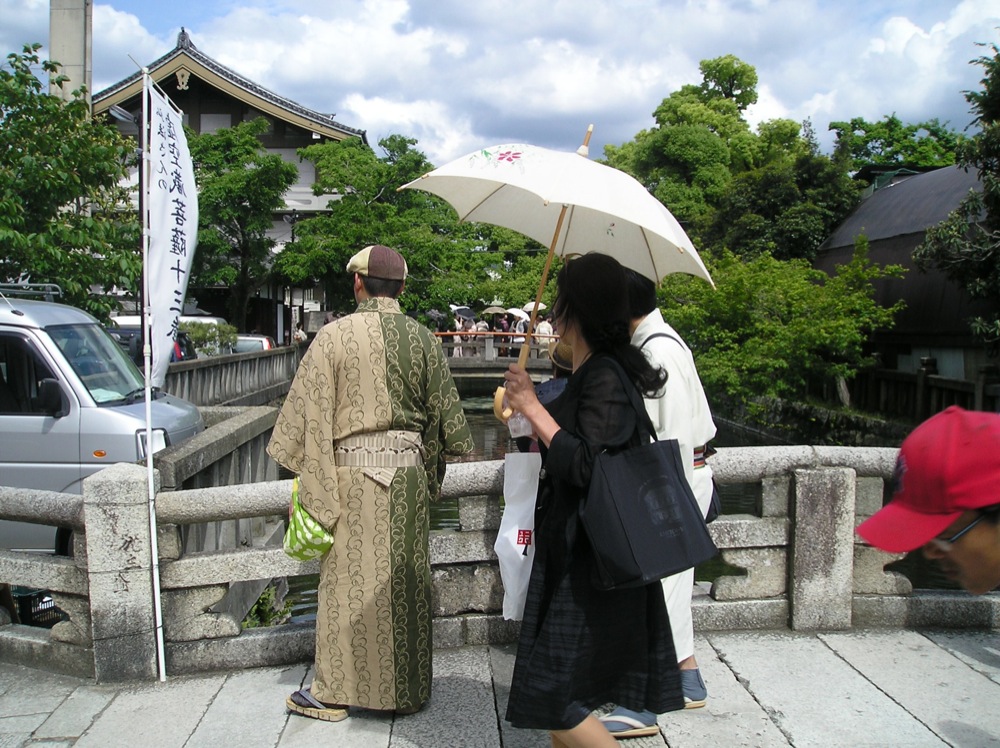 On croise plus rarement des hommes habillés de cette façon mais aujourd'hui ils sont monnaie courante