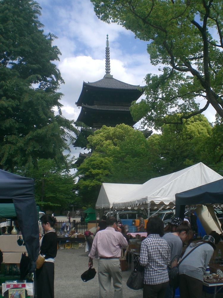 On devine la pagode derrière le marché et la verdure