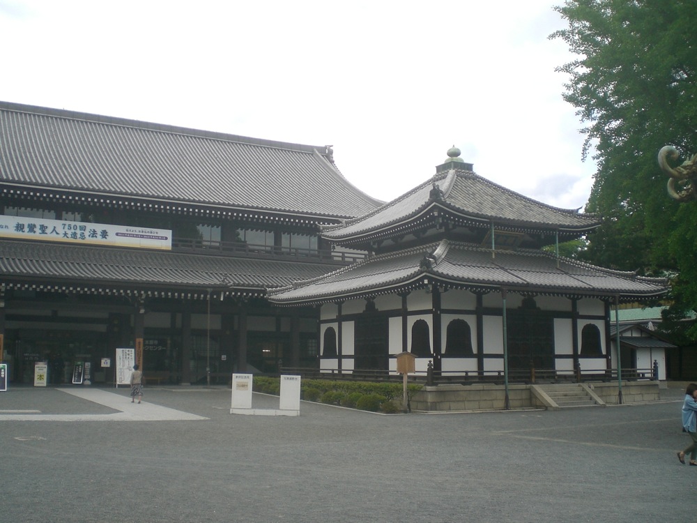 Le seul côté du bâtiment qui n'est pas recouvert de toile de tente blanche! Un évènement est en cours de préparation ici apparement!