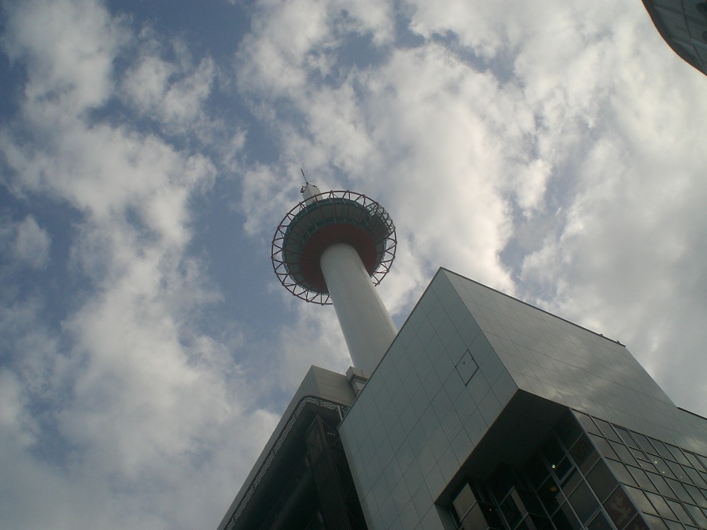 La tour de Kyoto: plus on s'approche, moins on la voit. Elle est plantée en haut d'un immeuble. Nous allons déguster une glace juste en dessous!