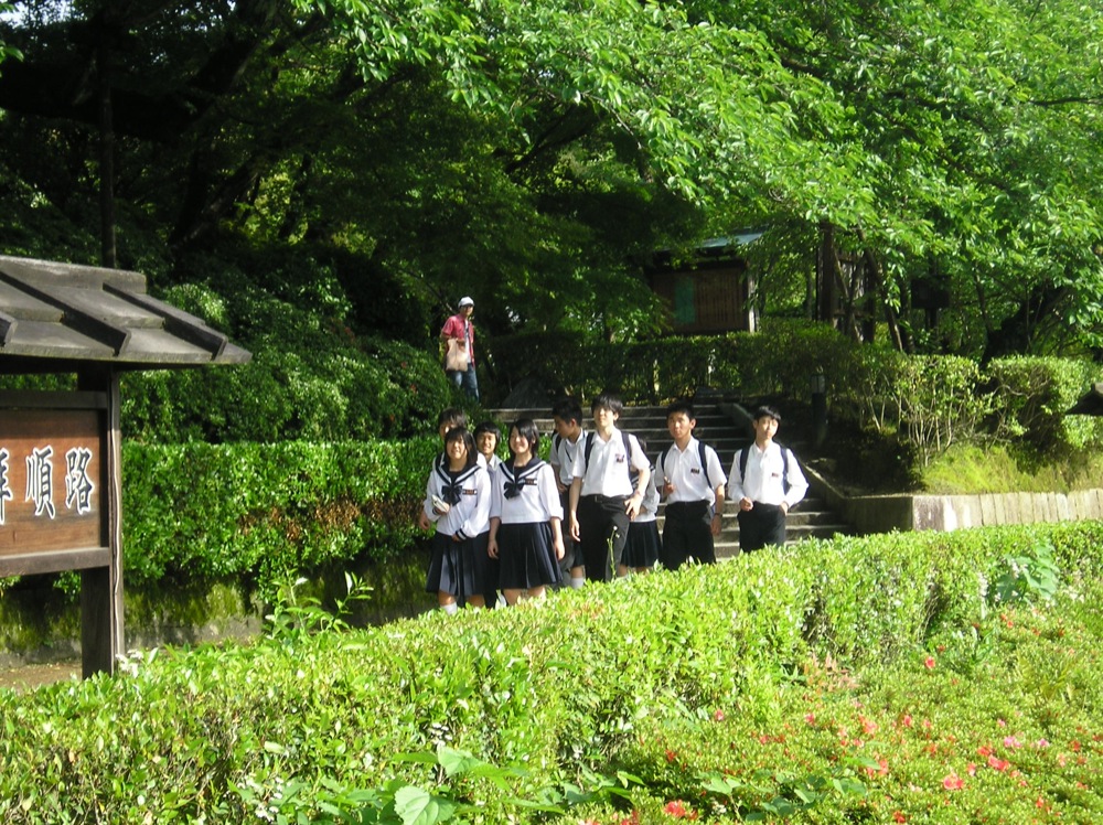 Des écoliers en uniforme à l'entrée du temple