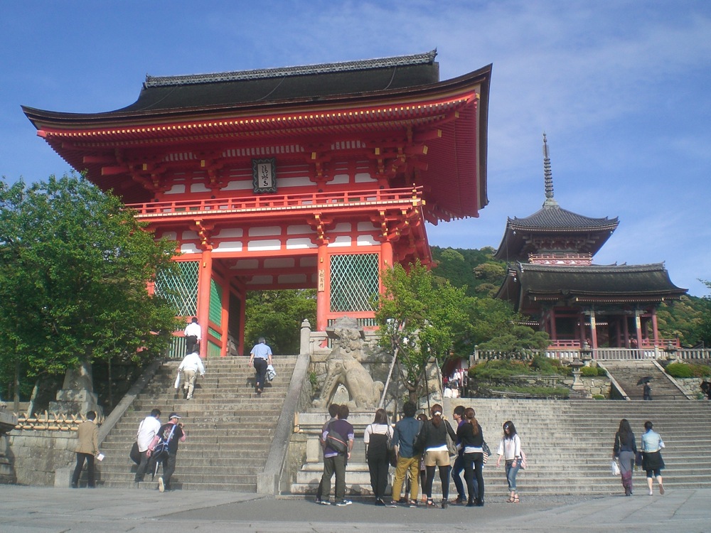 Entrée du temple Kiyomizudera, ainsi que sa pagode dans le fond à droite, toutes deux très colorées