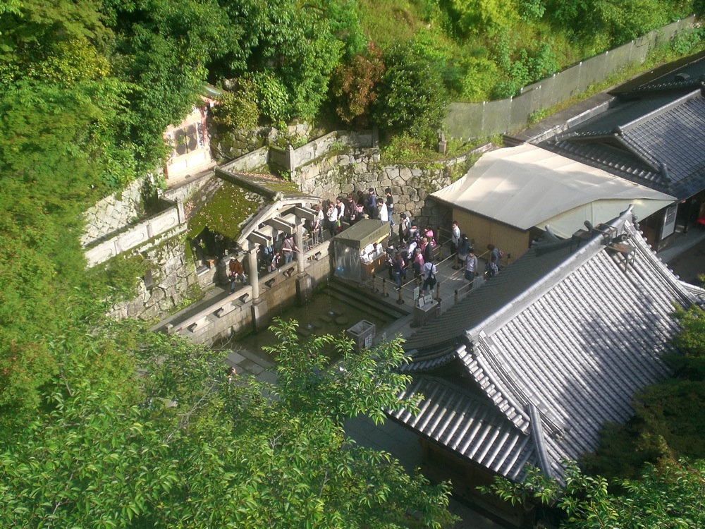 Ci-dessous une fontaine d'eau sacrée. Nous y descendrons pour goûter un peu plus tard