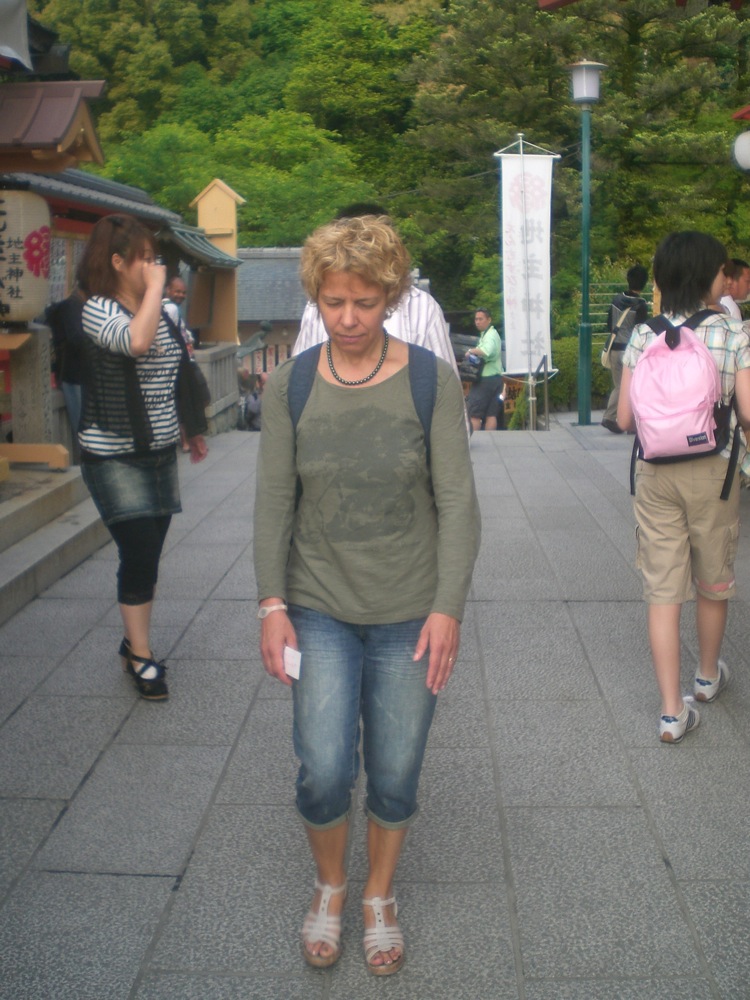 Pas de triche, je surveille (et je pousse les gens qui se promènent autour de nous)