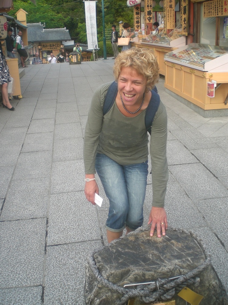 Arrivée pile devant la 2ème pierre: bravo! Dommage qu'on ne voit pas sur cette photo les gens qui applaudissent l'exploit!