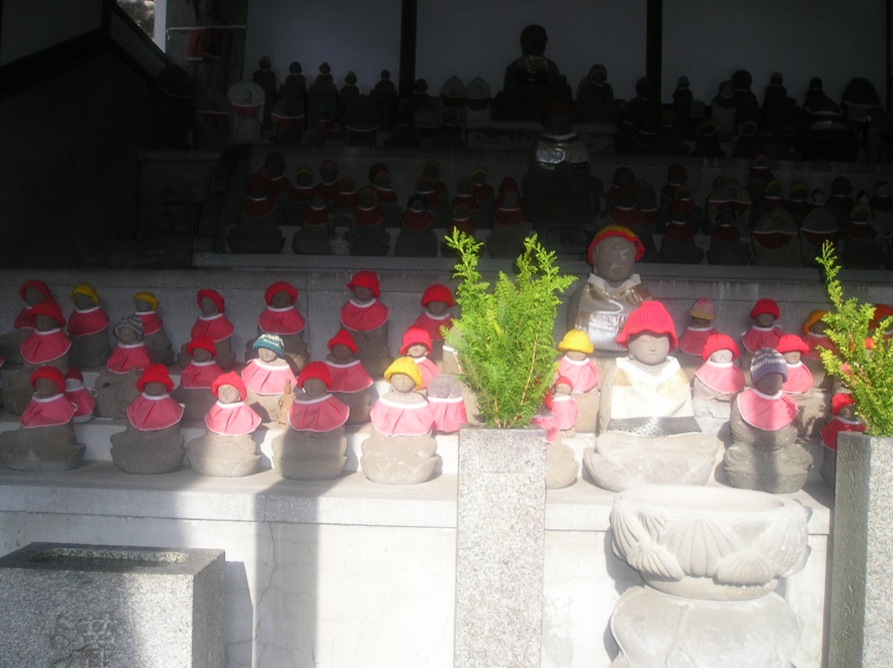 ... qui abrite des petites statues habillées de rouge