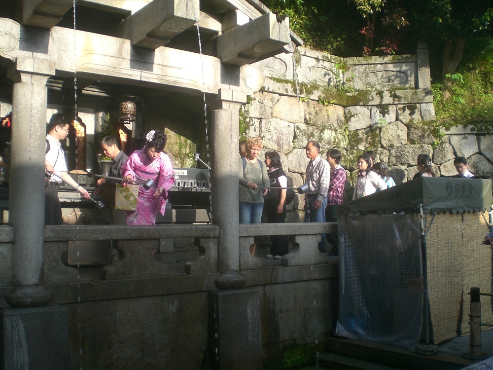 Fontaine sacrée: Maryse est la première à suivre le rituel