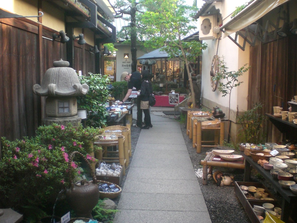 Une petite ruelle dédiée à l'artisanat tout près du temple