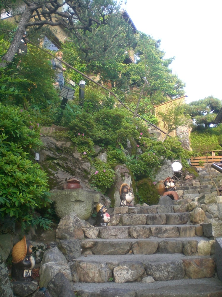 La ruelle se termine par cet escalier