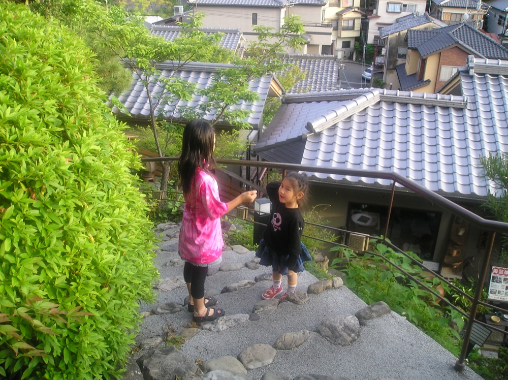 Des petites filles jouent dans l'escalier