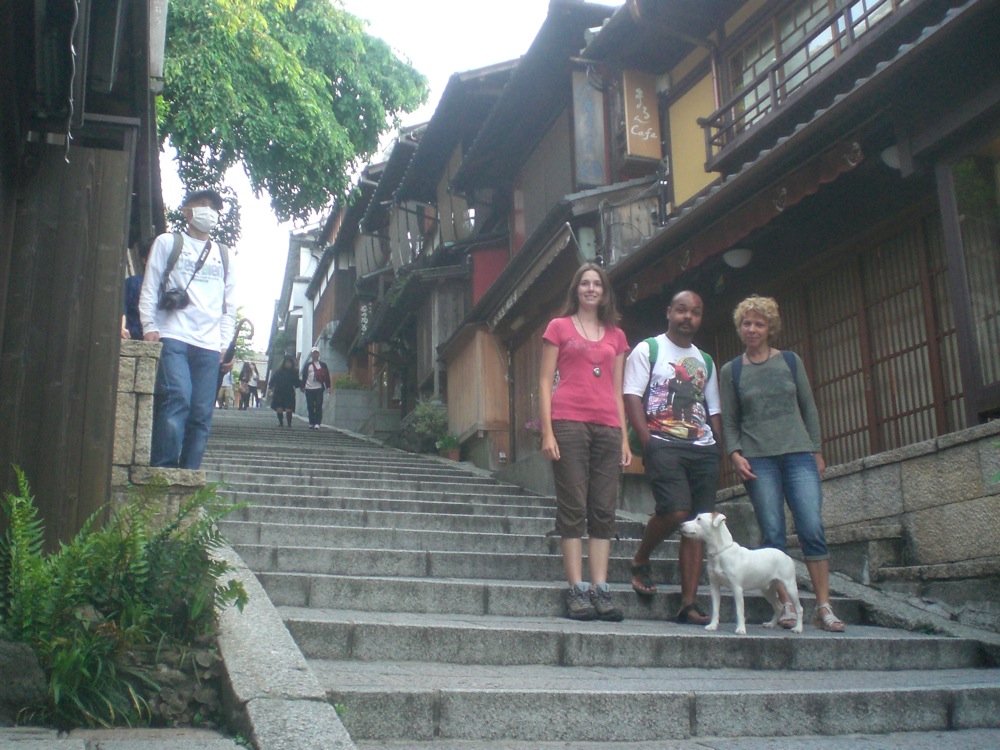 Photo de groupe dans ces ruelles touristiques