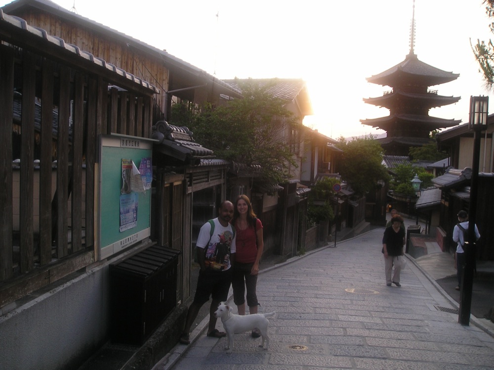 Le soleil se couche déjà mais nous n'avons pas encore fini de nous promener dans ce quartier, même si les magasins ont presque tous déjà fermé!