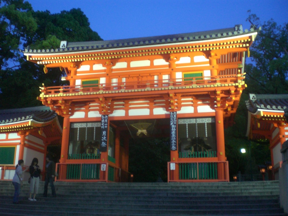 Le soleil s'est finalement couché et nous croisons un autre temple dans le parc Maruyama