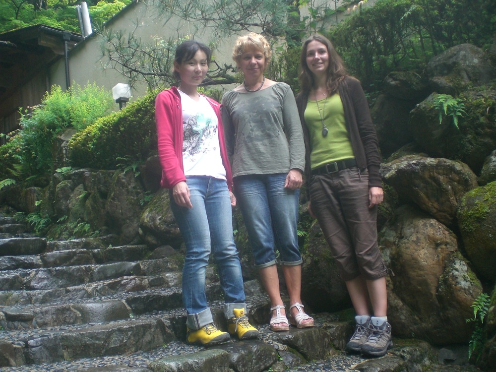 Le groupe des filles à la sortie du bain: Tomomi, Maryse et moi... en attendant les garçons!