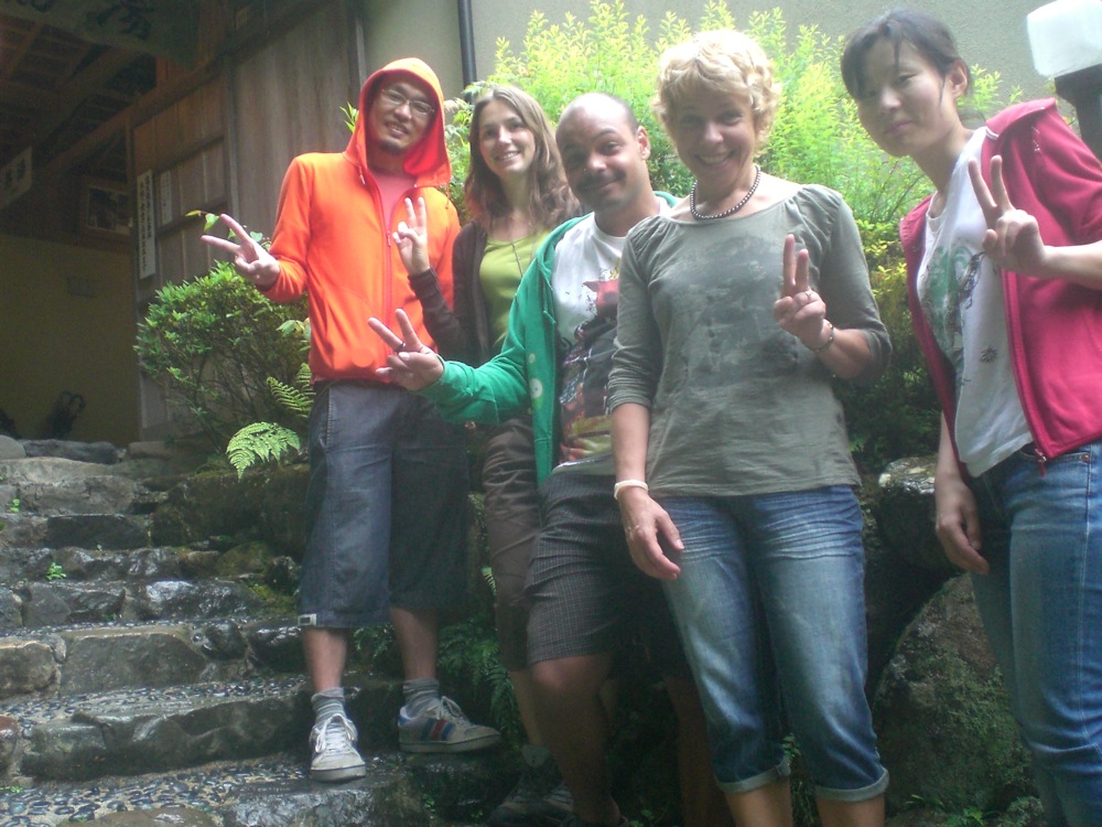 Les garçons nous ont rejoint, il est temps de faire une photo de groupe avant de quitter l'onsen